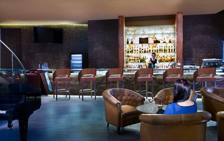 Sofitel - The Palm Dubai - Porter House Bar - Bar Tender and Client