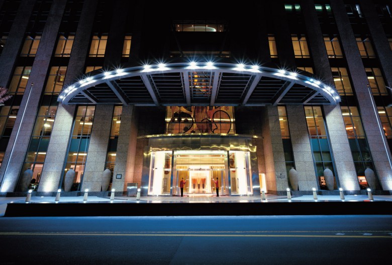 sldb-gallery-hotel-entrance-at-night