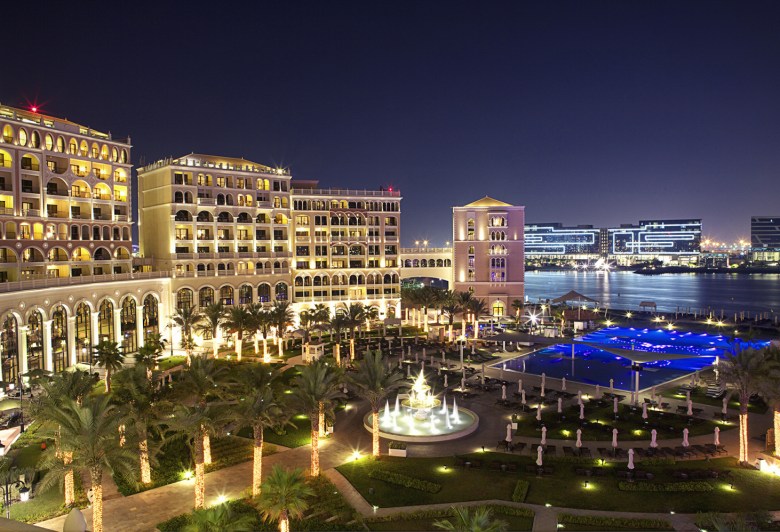 the-ritz-carlton-abu-dhabi-pool-beach-night
